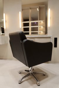Detalle del respaldo ergonómico de la silla Kurva Eurostil para salón de peluquería