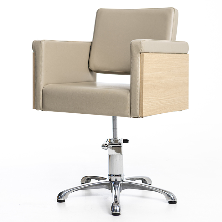 Detalle lateral de la Silla Rustik Eurostil beige con líneas suaves y base estable.