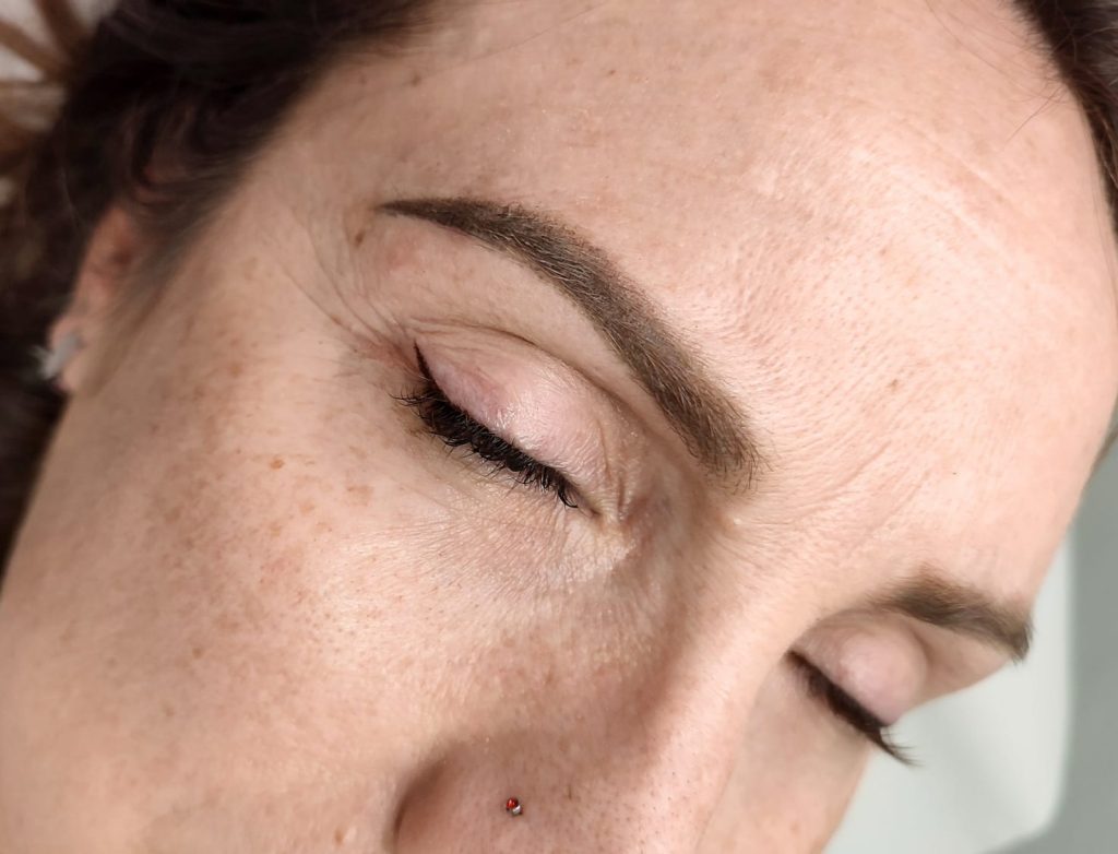 Eyeliner permanente fino para realzar la mirada en Málaga.