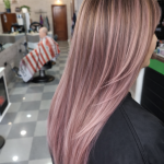 Mechas violetas suaves en cabello liso en peluquería Málaga centro