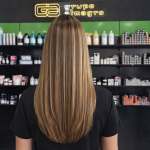 Babylights finas doradas sobre base castaña en peluquería Málaga centro