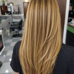 Balayage dorado con raíz natural en cabello liso en Málaga