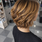 Resultado final de mechas rubias miel caramelo en pelo corto ondulado en Grupo Almagro