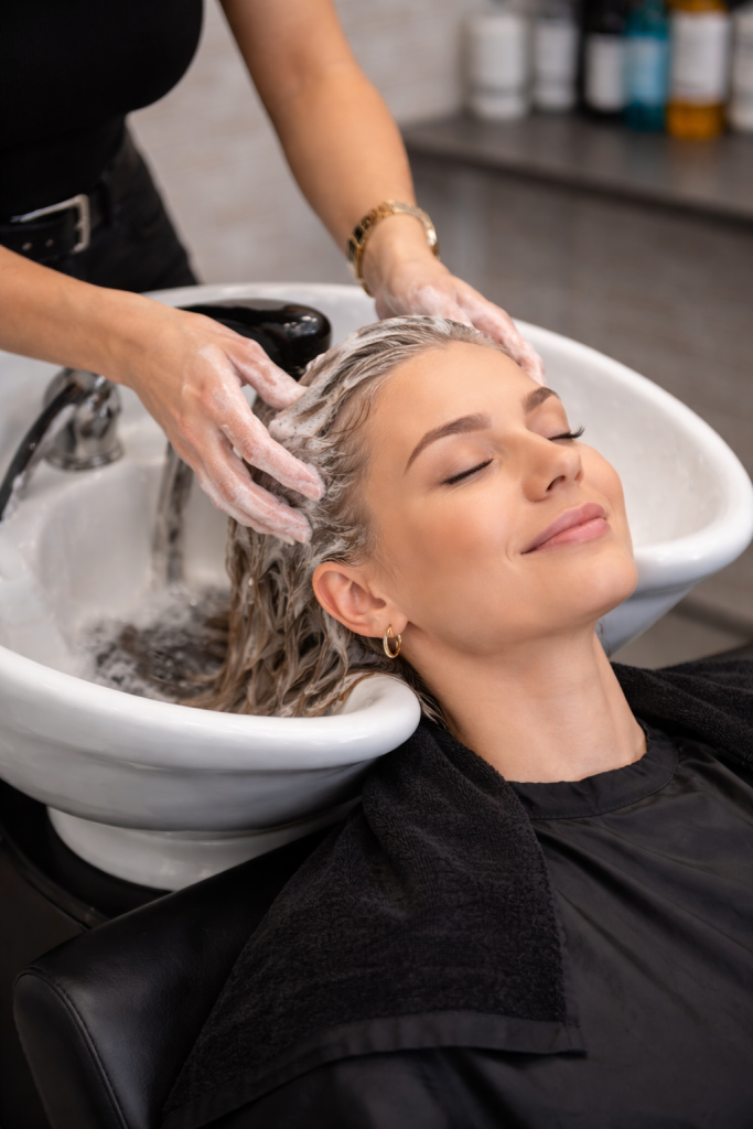 Tratamientos capilares en Málaga en lavacabezas de Grupo Almagro, diagnóstico capilar y cabello brillante con cuidado profesional.