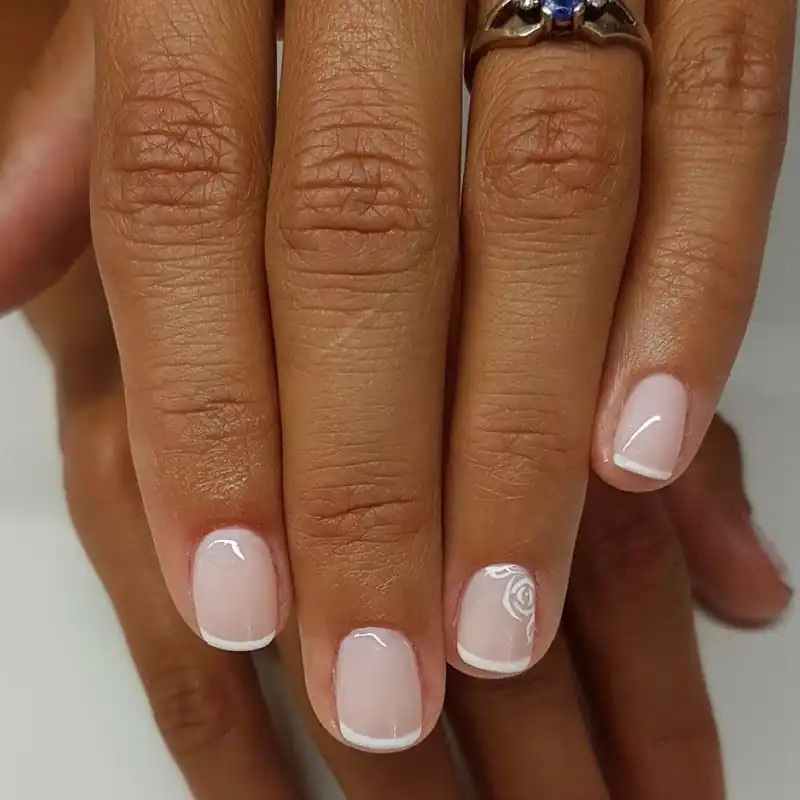 manicura semipermanente francesa en Málaga centro