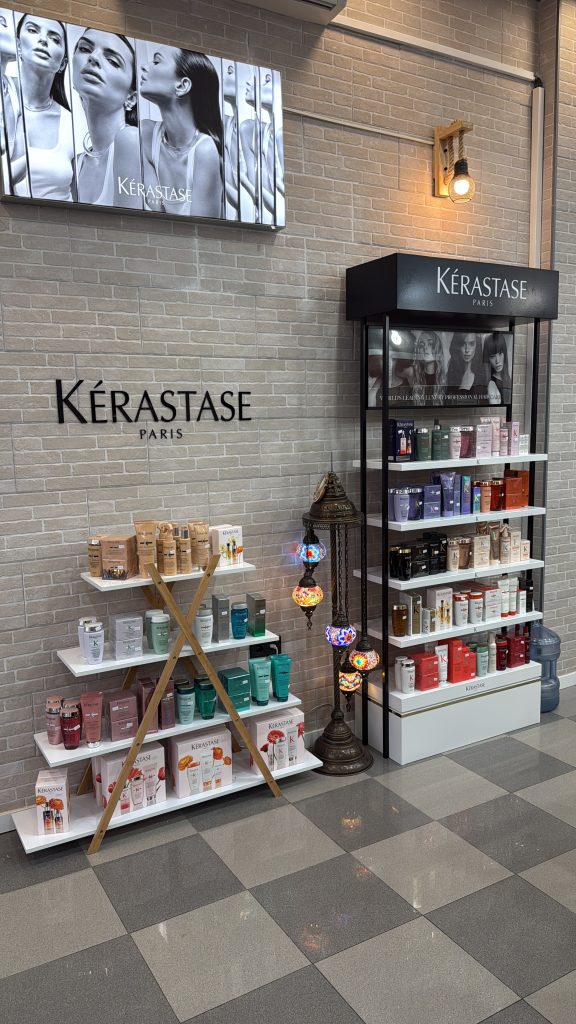 Zona Kérastase en salón de belleza con tratamientos capilares premium