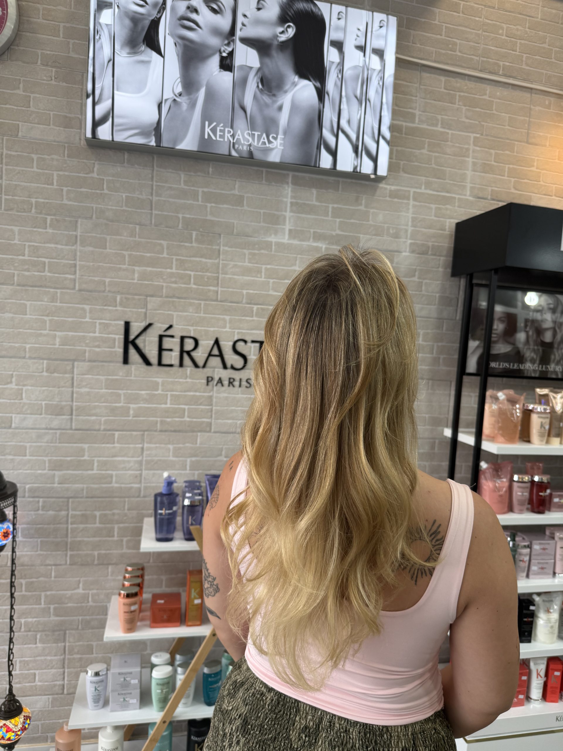 Mechas en Málaga con iluminación natural y acabado brillante en Grupo Almagro