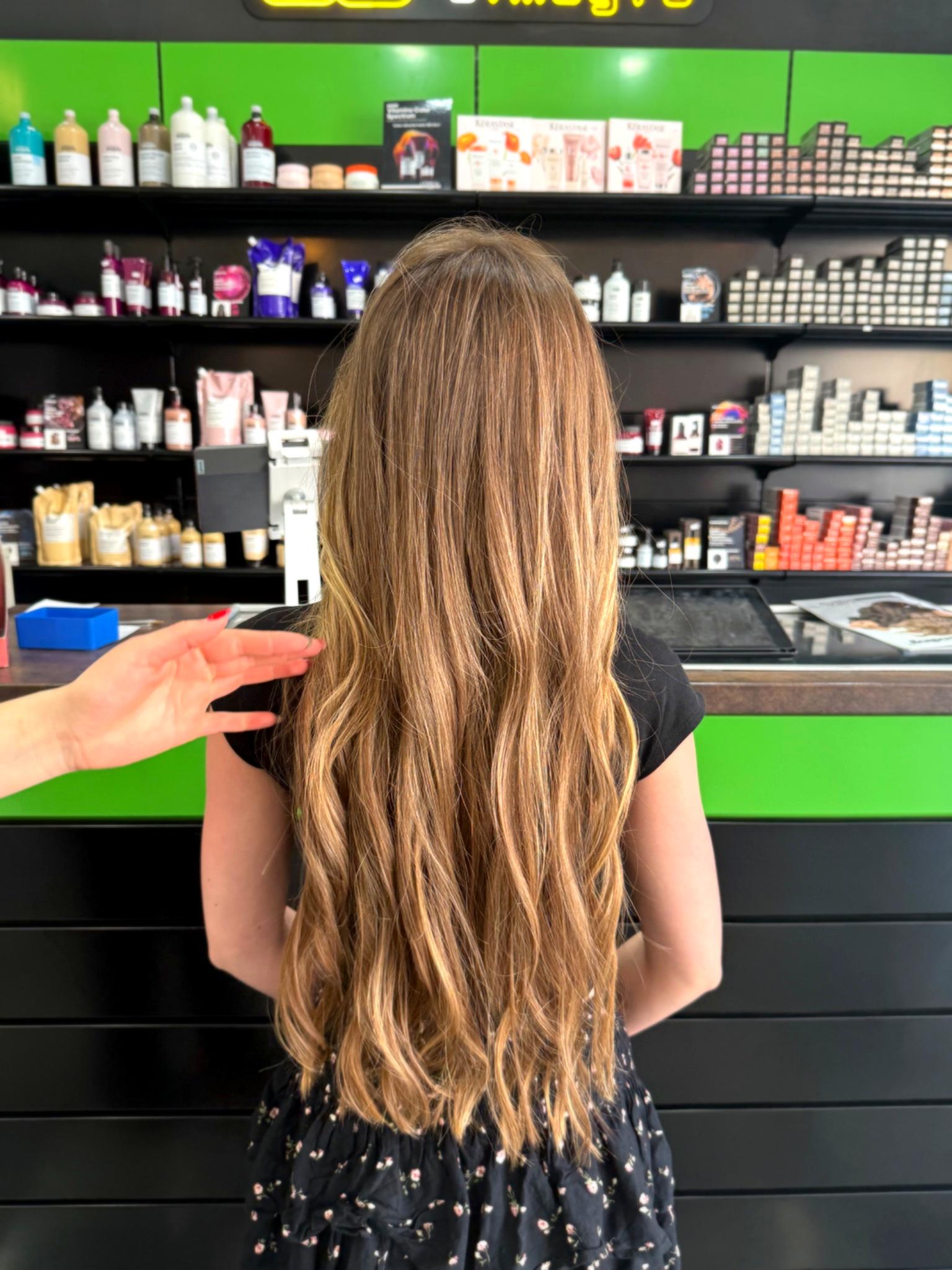 Mechas balayage en Málaga con raíz difuminada y brillo natural