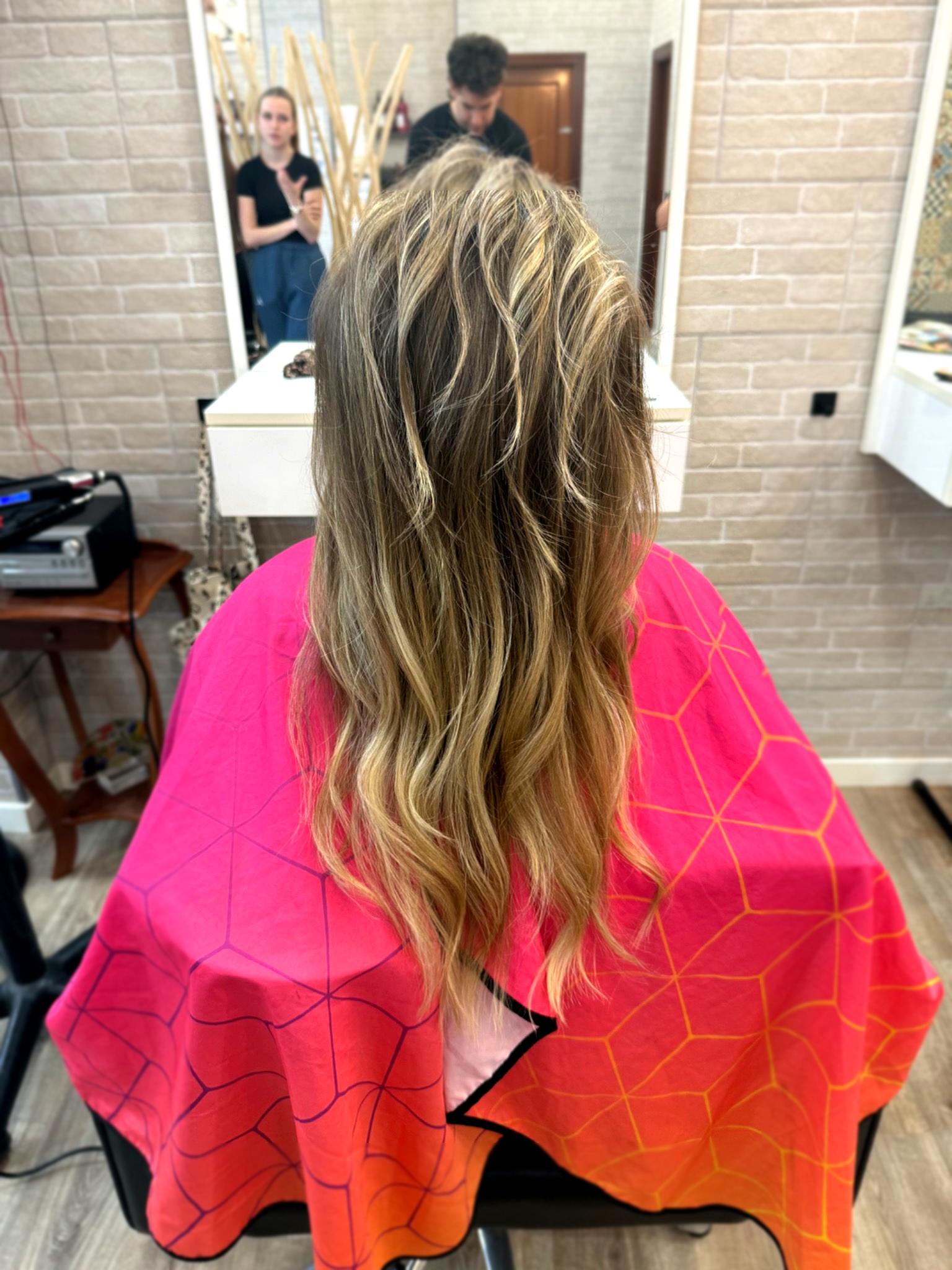 Mechas caramelo y beige en Málaga para melena luminosa