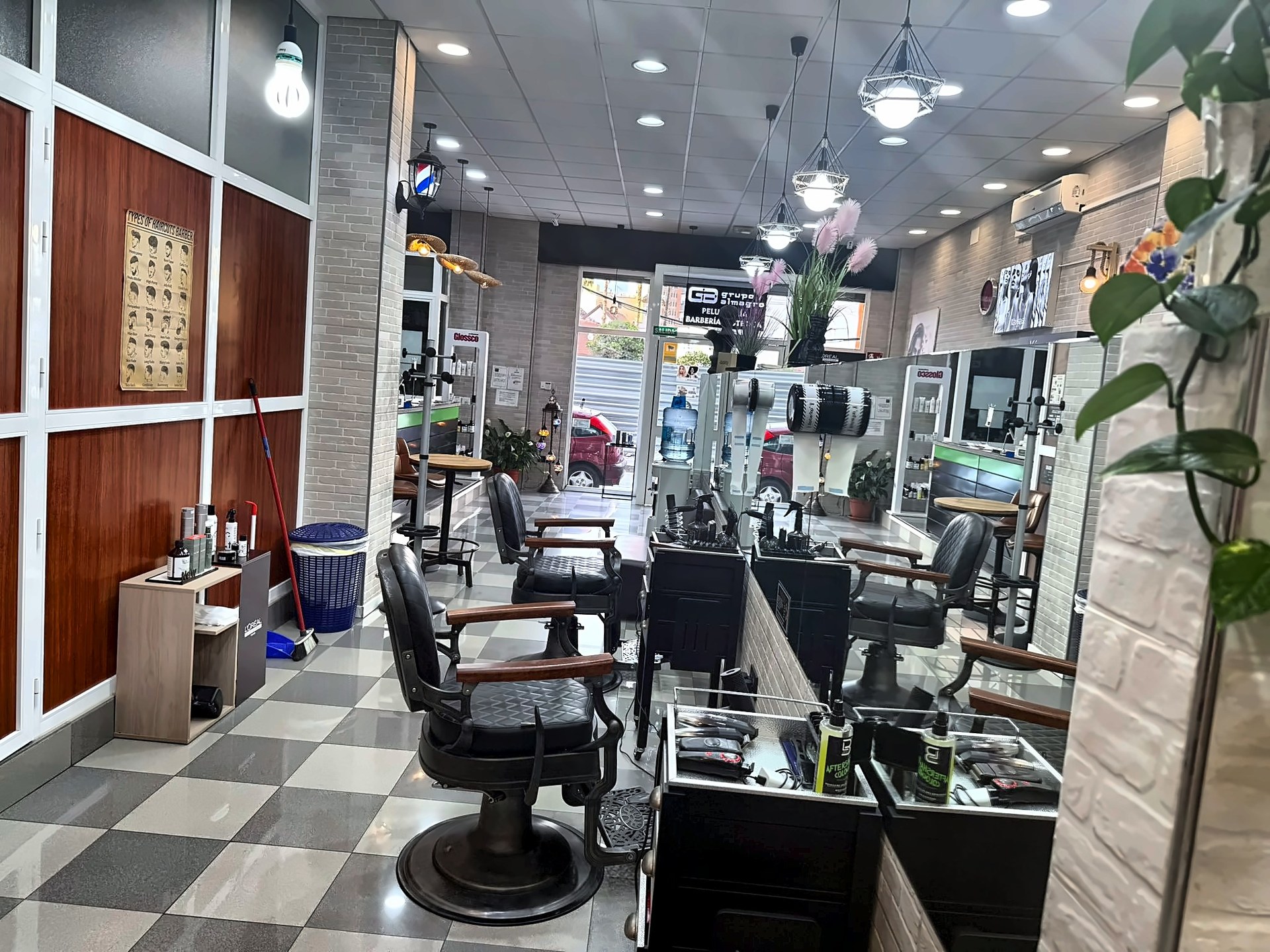Zona de barbería en Málaga con sillón clásico