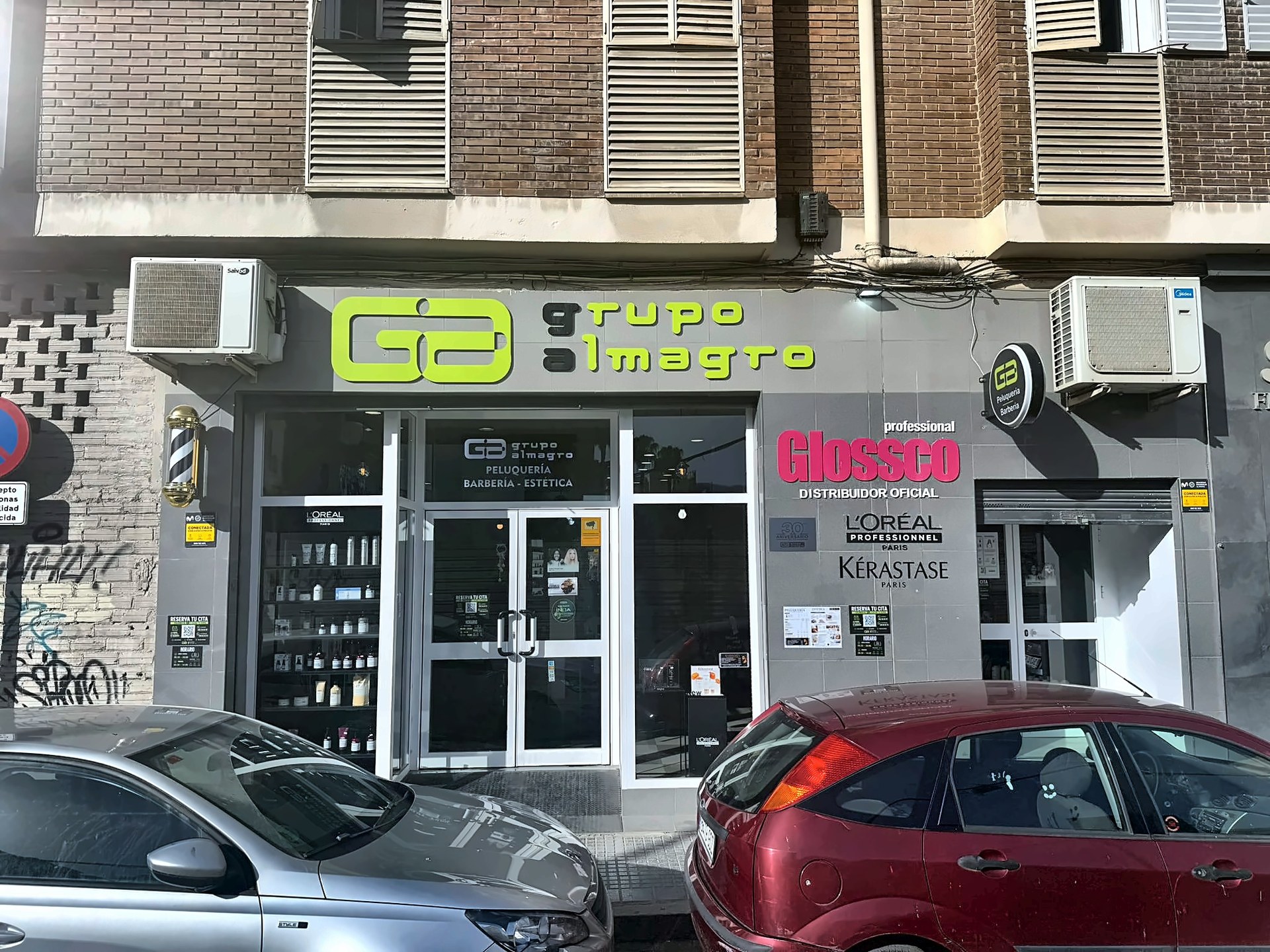 Fachada de la peluquería Grupo Almagro en Málaga