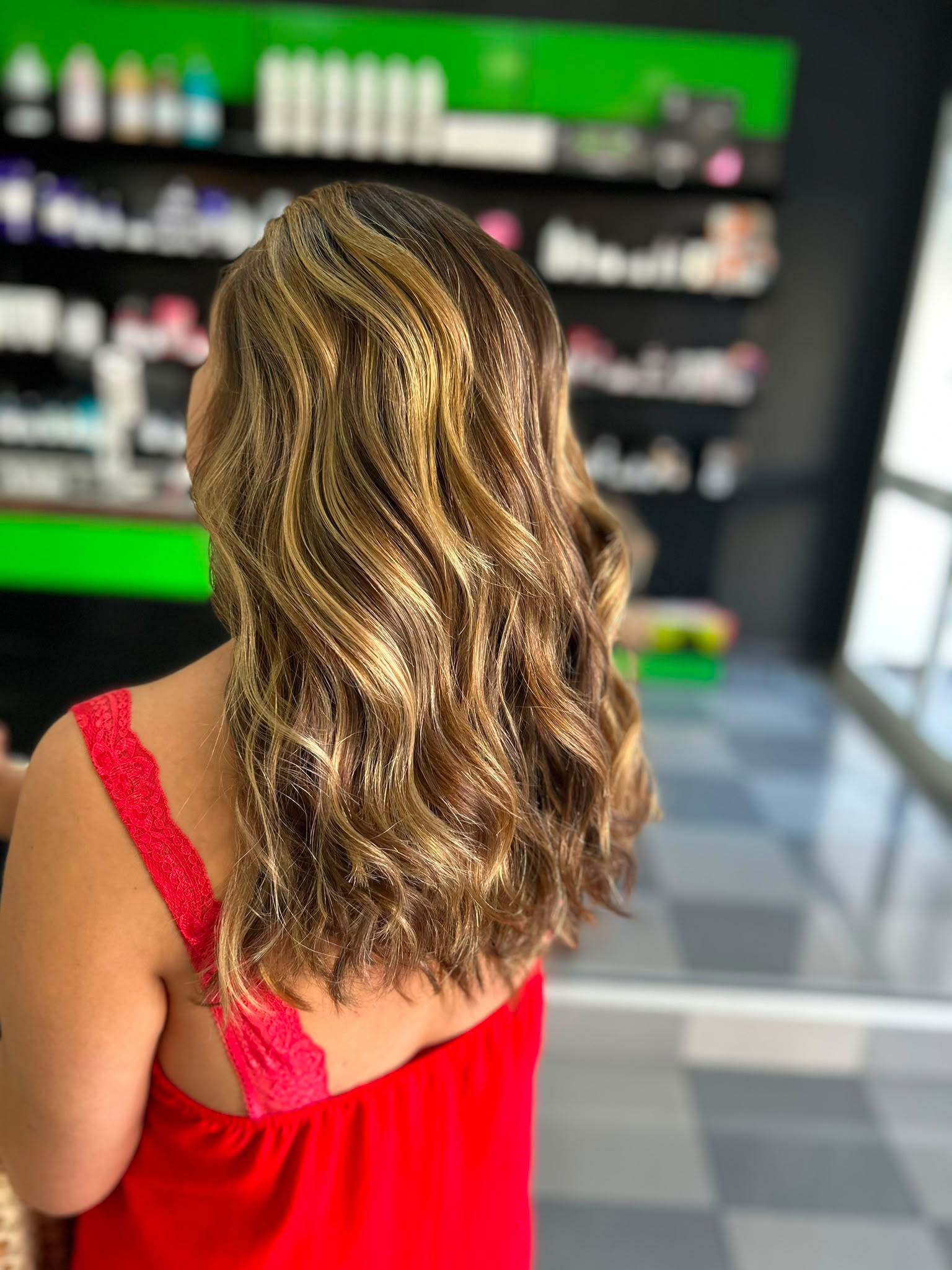 Mechas rubias en Málaga centro con acabado luminoso y elegante