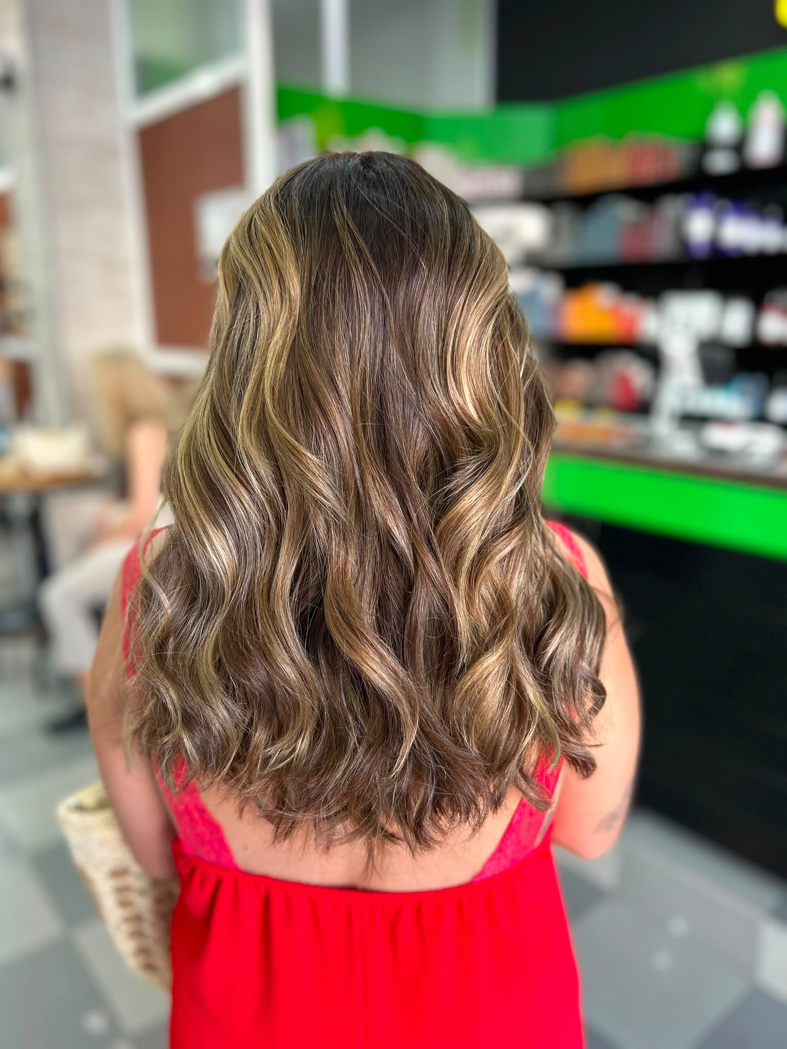 Mechas en Málaga centro con acabado luminoso y elegante en Grupo Almagro