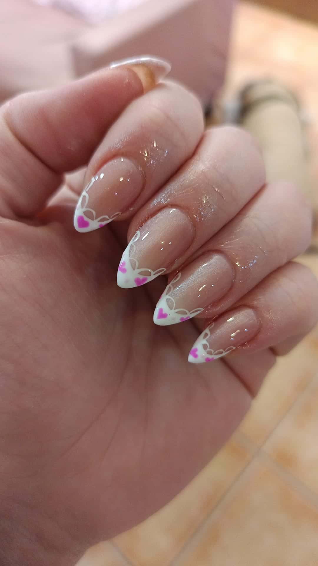 Manicura francesa con detalle de corazones · Grupo Almagro Málaga