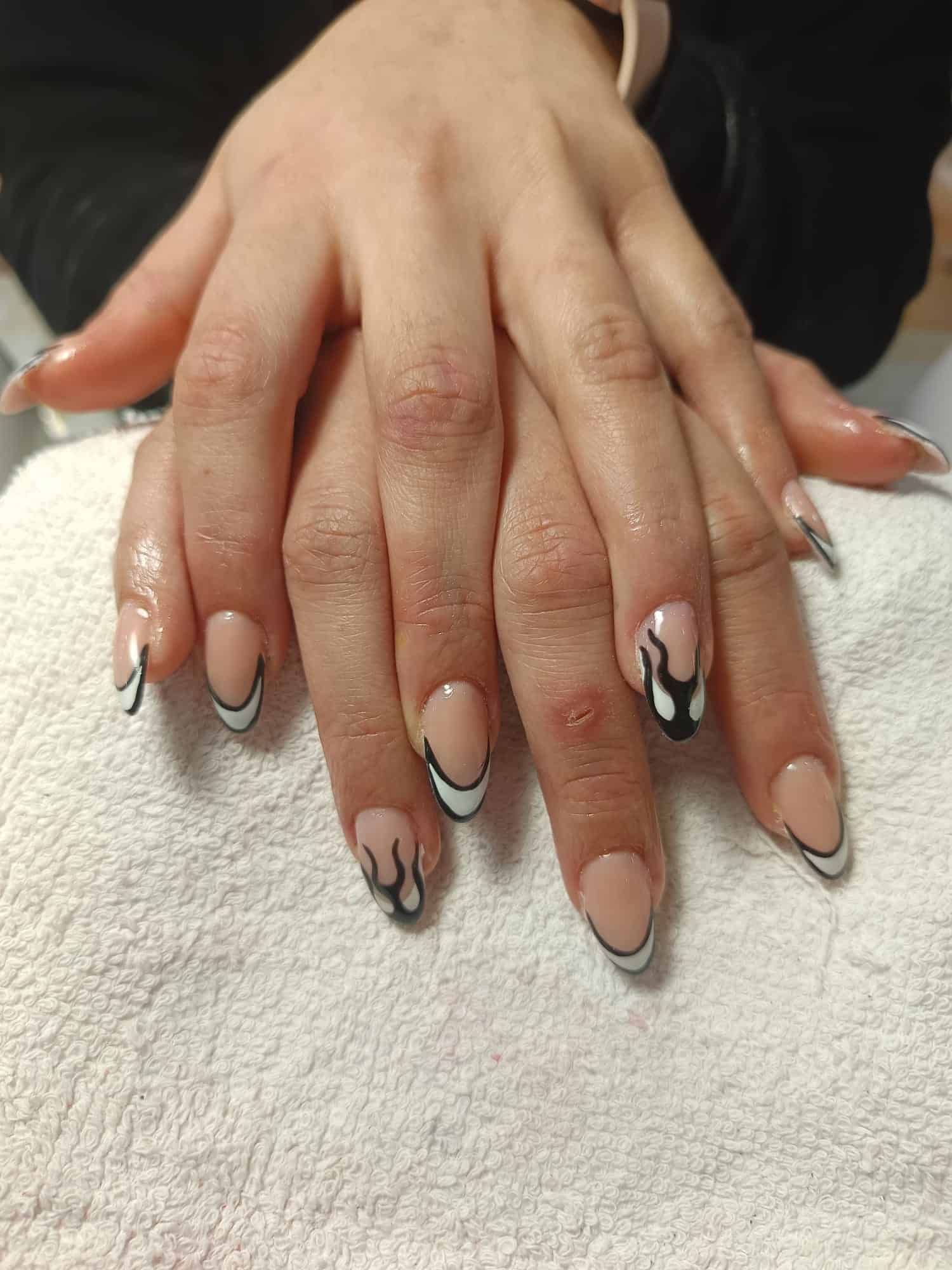 Nail art flame en blanco y negro en Málaga