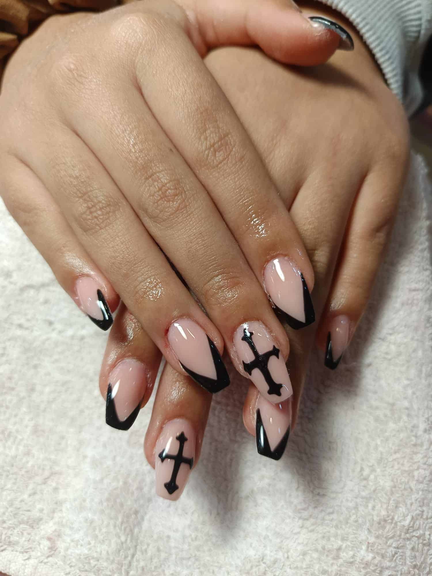 Diseño de uñas personalizado con cruces en Málaga