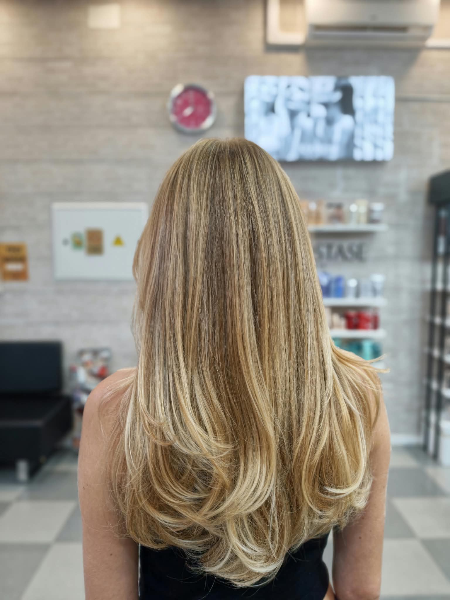 Resultado de mechas y balayage rubio natural en Málaga centro, vista de perfil, en Grupo Almagro