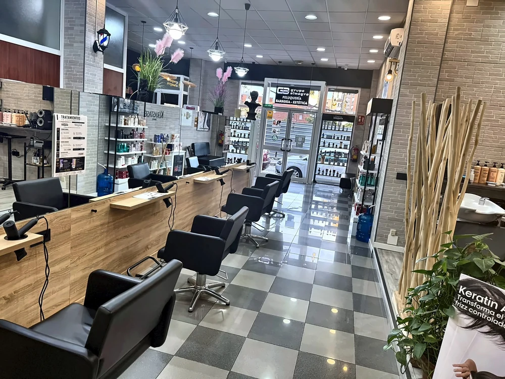 Interior de Grupo Almagro con tocadores, espejos y sillones de peluquería.
